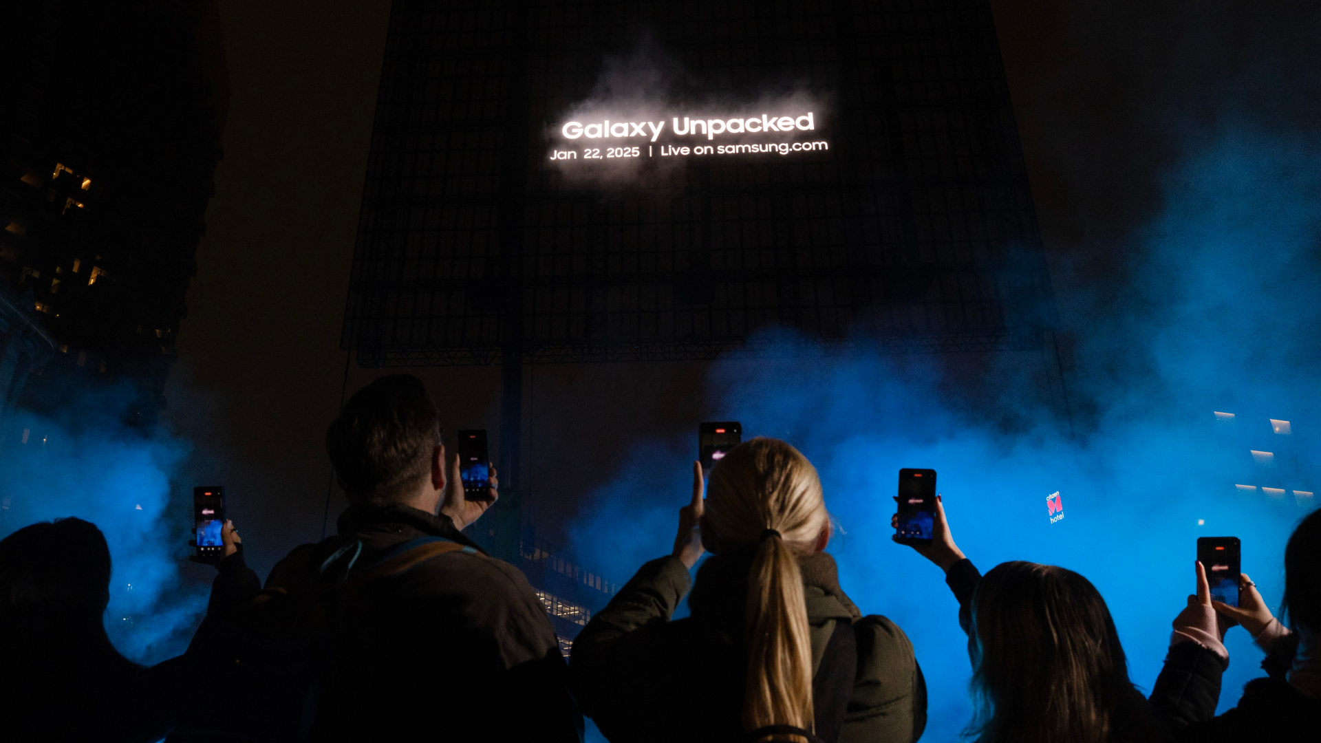 holography for engaging product images at galaxy unpacked presentation